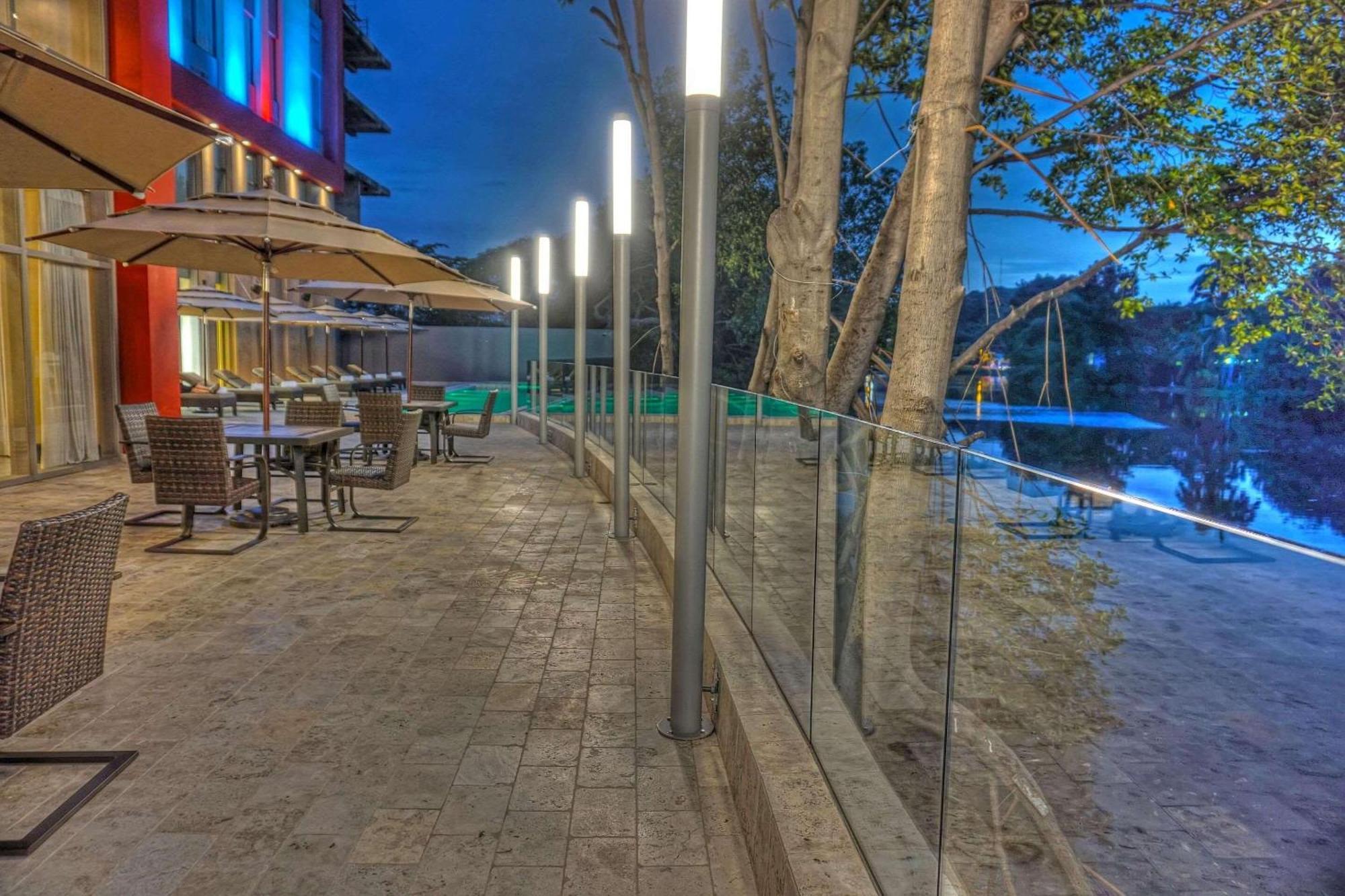 Radisson Hotel Guayaquil Esterno foto The Riverfront at the Riverbank State Park