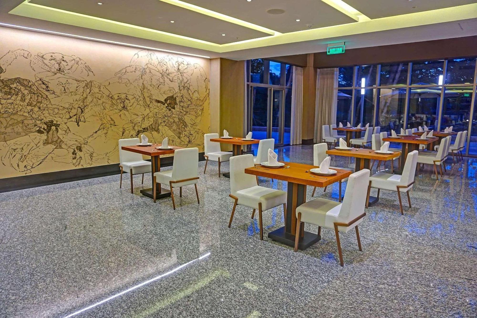 Radisson Hotel Guayaquil Esterno foto The interior of the lounge