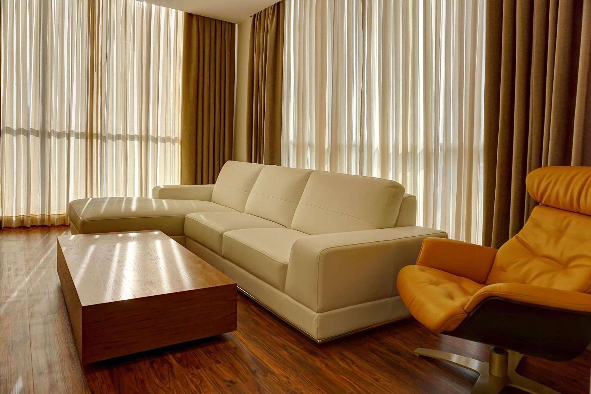 Radisson Hotel Guayaquil Esterno foto A living room with a sofa
